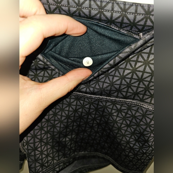 Lululemon Boogie Spandex Athletic Shorts Geometric Print Women’s Size 8 Fitted - Picture 3 of 5